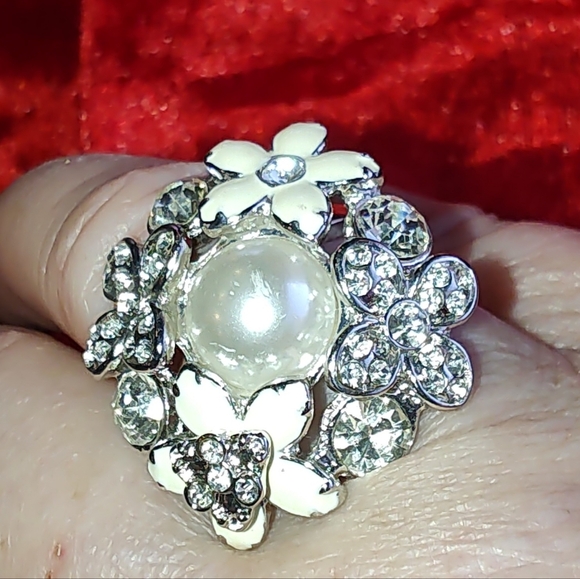 Lia Sophia Jewelry - Lia Sophia Floral Enameled & Rhinestone Ring Size 7 Great Condition